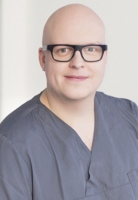 Dr med dent Patrick Kaus - Fachzahnarzt Oralchirurgie